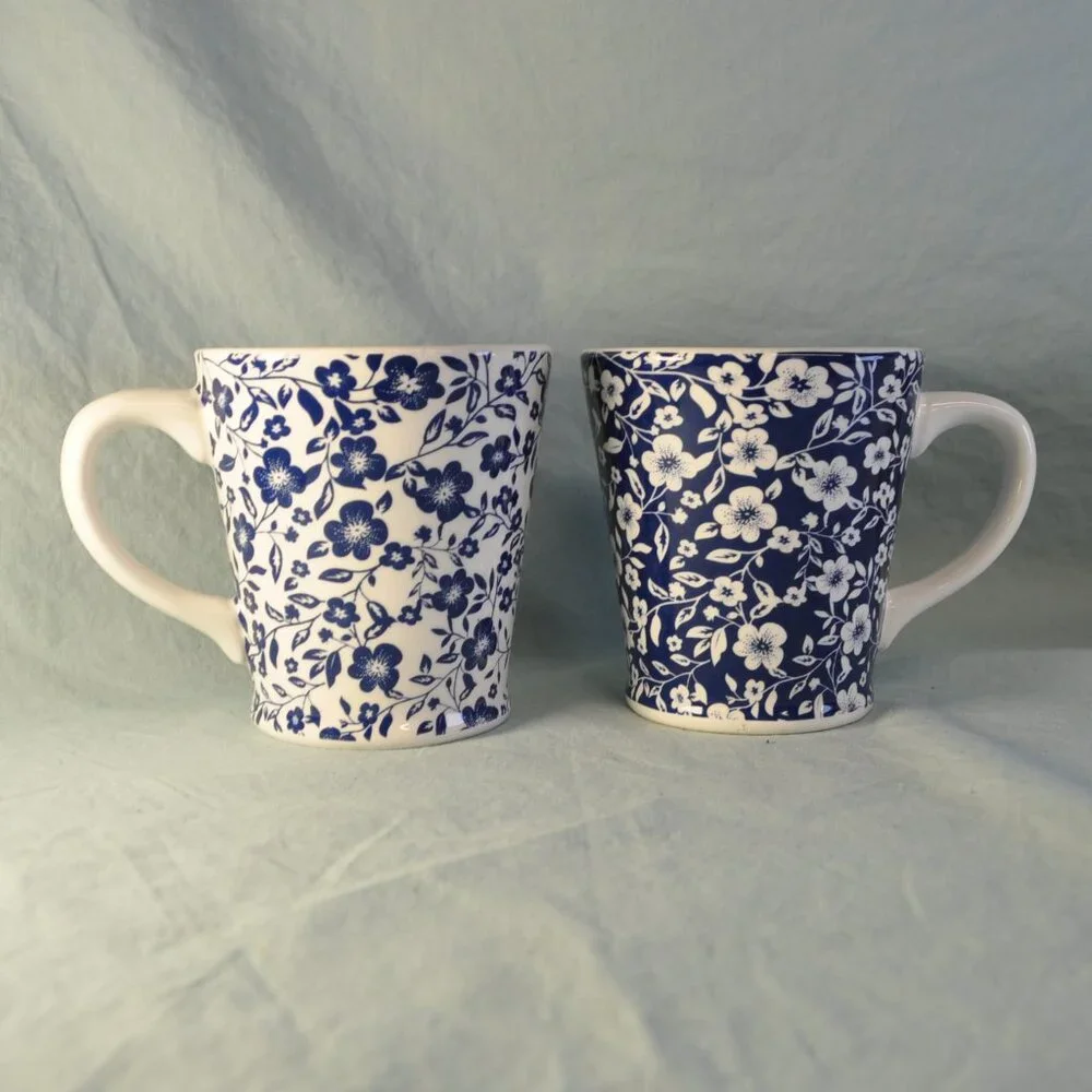 TWO 14 oz mug blue & white floral sur la table (w1261)